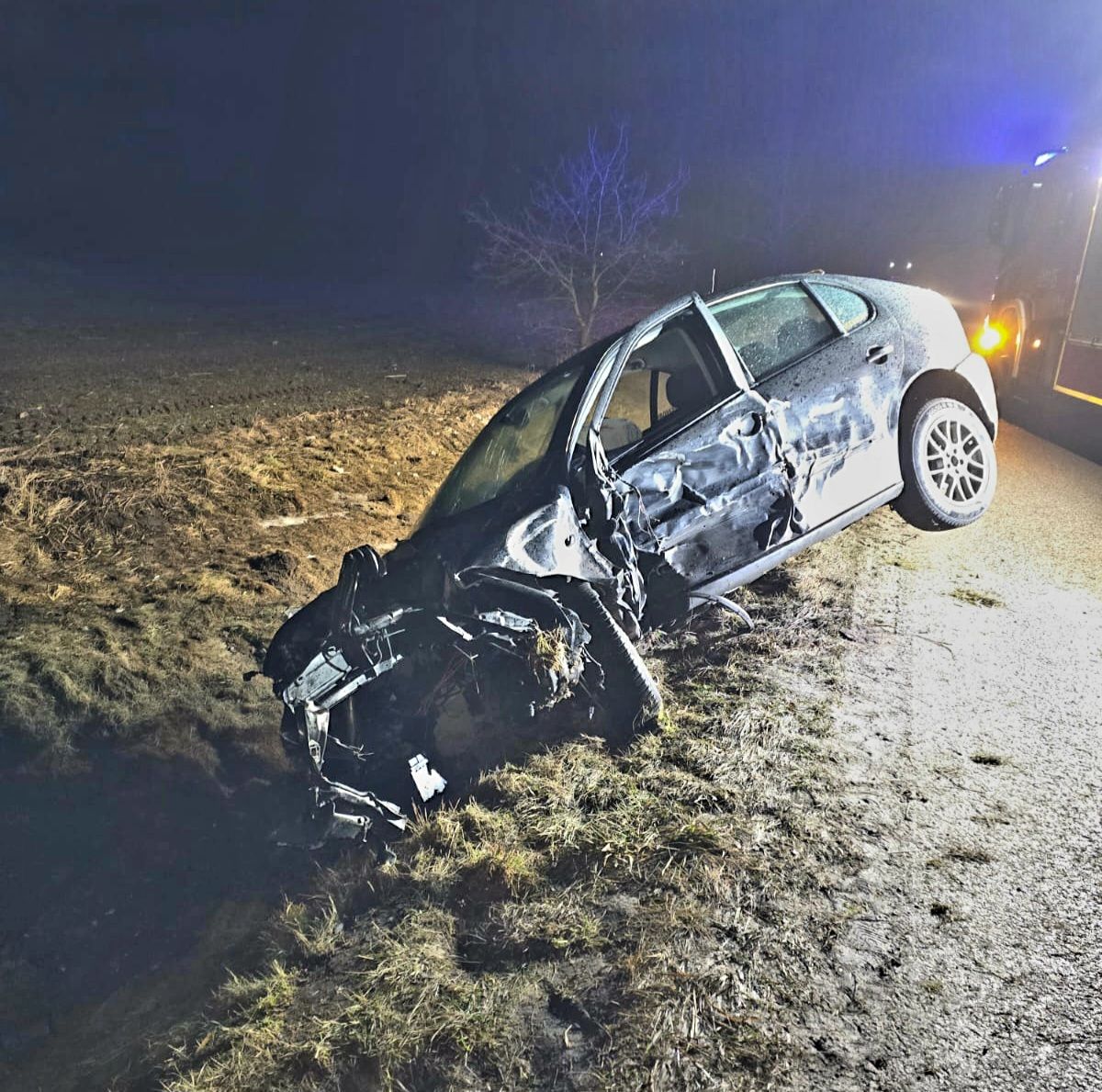Dostosujmy prędkość do warunków, zachowujmy bezpieczne odległości i wykonujmy manewry tylko wtedy, gdy mamy pewność, że są bezpieczne.