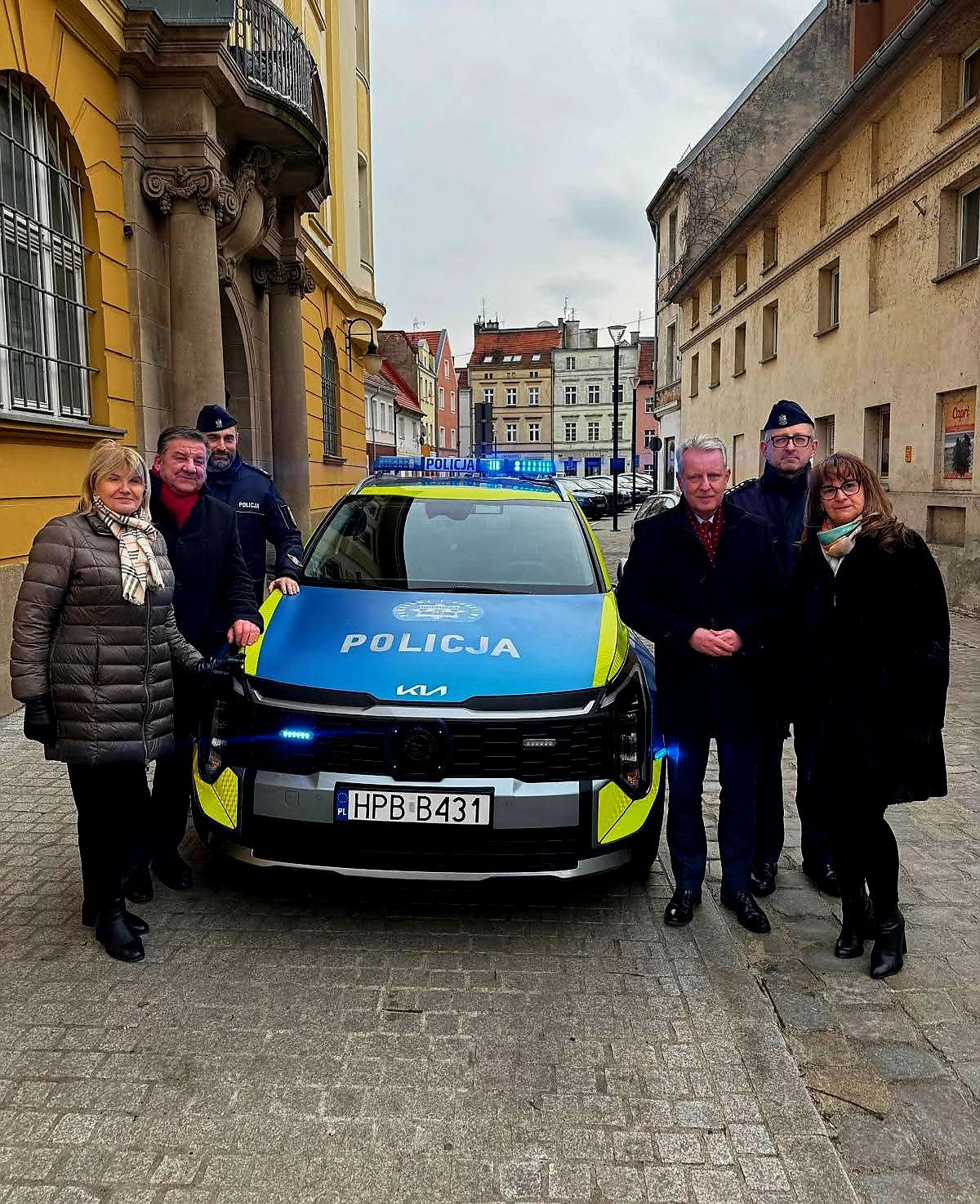 Nowo zakupiony radiowóz – Kia Sportage NQ5 (2025) z silnikiem 1.6 T-GDI – znacząco wpłynie na poprawę efektywności codziennej służby policjantów. Nowoczesny, bezpieczny i w pełni przystosowany do zadań pojazd umożliwi szybsze reagowanie na zgłoszenia, sprawniejsze patrole oraz zwiększy widoczność Policji w terenie, co bezpośrednio przełoży się na wzrost poczucia bezpieczeństwa mieszkańców.
