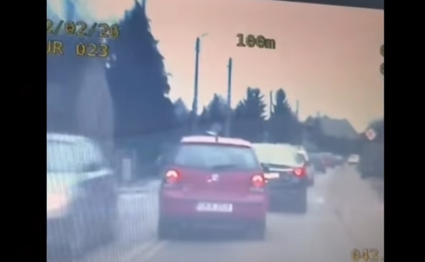 Pośpiech, brawura i lekceważenie przepisów to jedne z głównych przyczyn najtragiczniejszych wypadków drogowych. Droga nie jest torem wyścigowym, a kilka zaoszczędzonych minut nigdy nie jest warte utraty prawa jazdy, zdrowia lub życia – własnego albo innych.