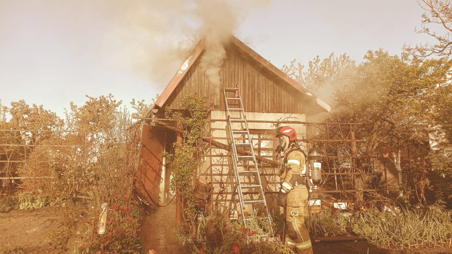 🚒 Intensywne działania oławskich strażaków – dwie interwencje w jednym czasie...