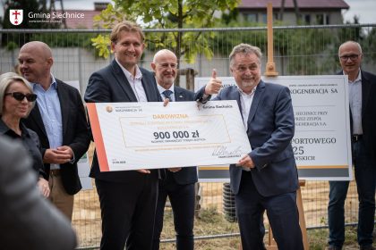 Uroczyste przekazanie darowizny odbyło się 21 lipca na terenie budowy kompleksu sportowego przy Szkole Podstawowej w Żernikach Wrocławskich. Wśród uczestników znaleźli się Grzegorz Krystek – Prezes PGE Energia Ciepła S.A., Wojciech Bochnak - Wicemarszałek Województwa Dolnośląskiego, Anna Sobolak Posłanka na Sejm RP.