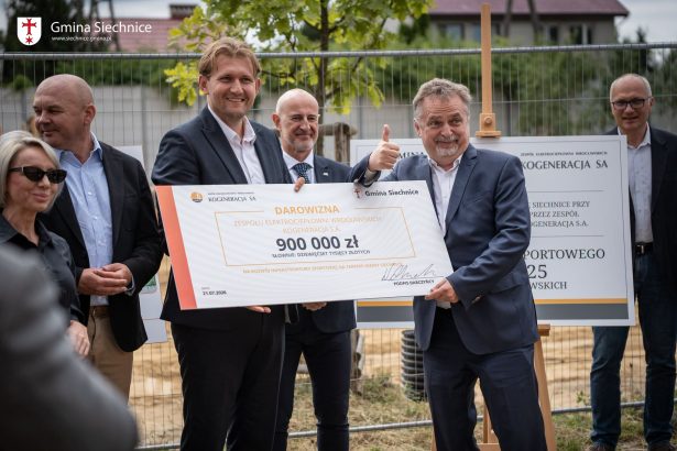 Uroczyste przekazanie darowizny odbyło się 21 lipca na terenie budowy kompleksu sportowego przy Szkole Podstawowej w Żernikach Wrocławskich. Wśród uczestników znaleźli się Grzegorz Krystek – Prezes PGE Energia Ciepła S.A., Wojciech Bochnak - Wicemarszałek Województwa Dolnośląskiego, Anna Sobolak Posłanka na Sejm RP.
