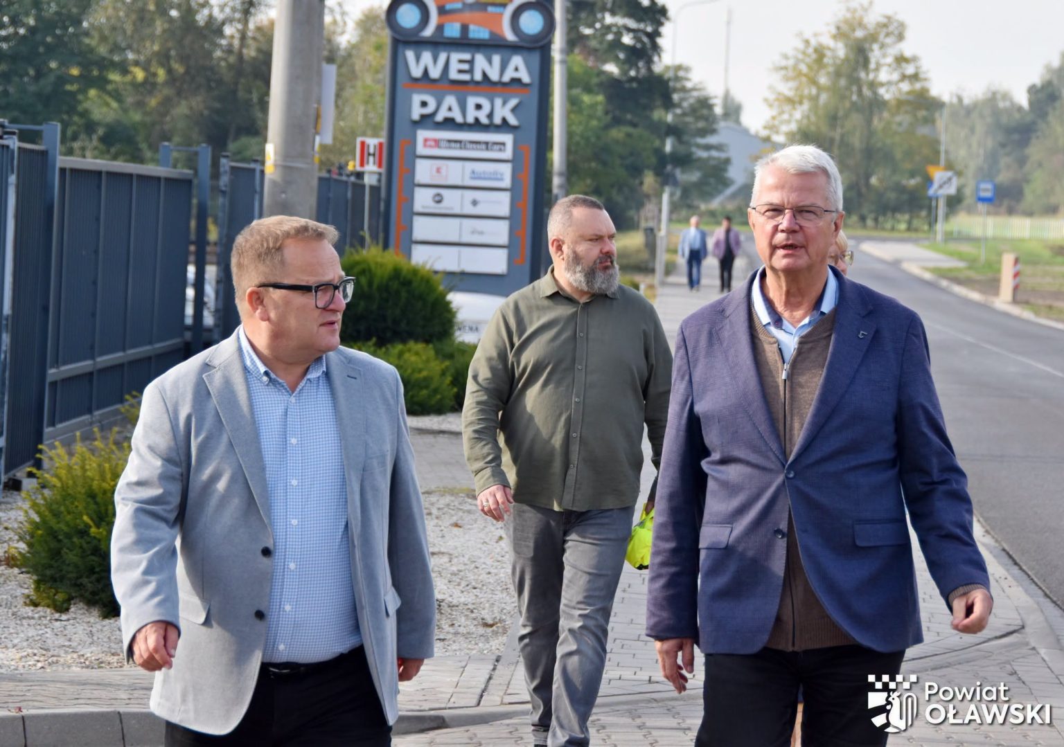 🔴 Zakres prac tej inwestycji obejmował: modernizację odcinka o długości 440 metrów. W ramach przedsięwzięcia wykonano nową nawierzchnię wraz ze ściekami przykrawężnikowymi i chodnikiem. Zakres robót obejmował również budowę kanalizacji deszczowej, naprawę przepustu oraz wykonanie oznakowania pionowego i poziomego.