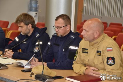 Przedstawiono również zakres koordynacji przedsięwzięć i profilaktyki przemocy, cyberprzemocy, nękania i zachowań ryzykownych; aktualizacji i upowszechniania procedur reagowania; współpracy z Policją, Strażą Miejską i PSP, organami prowadzącymi, specjalistami szkolnymi według właściwości i kompetencji.