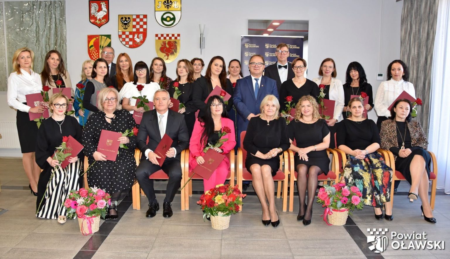 💐 Nie zabrakło gratulacji i serdecznych życzeń dla przedstawicieli placówek oświatowych, które składali Marek Szponar - Starosta Oławski oraz wicestarosta Maria Bożena Polakowska.