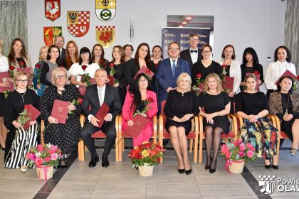 💐 Nie zabrakło gratulacji i serdecznych życzeń dla przedstawicieli placówek oświatowych, które składali Marek Szponar - Starosta Oławski oraz wicestarosta Maria Bożena Polakowska.