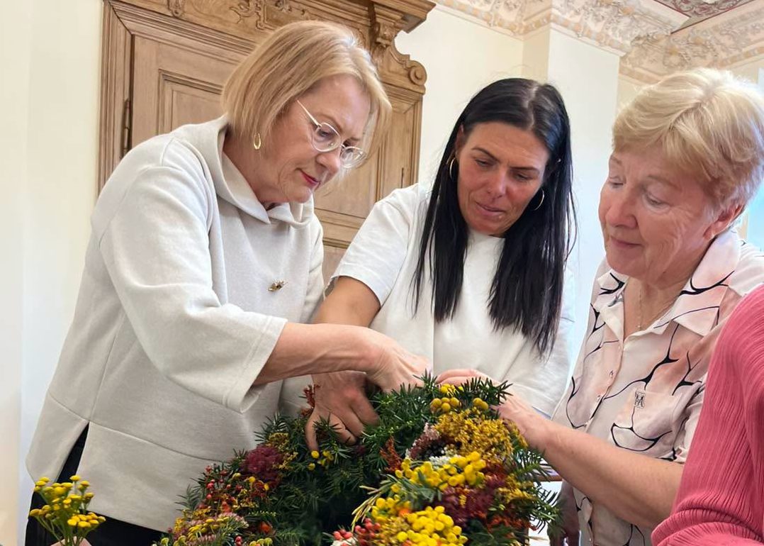Dziękujemy pani Agnieszce za wspólnie spędzony czas, inspirację i pokazanie, ile piękna kryje się w naturze a seniorom za wykazanie się dużą kreatywnością