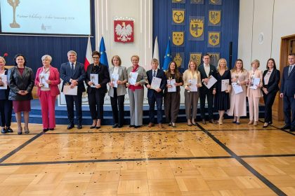 Oświata to przede wszystkim ludzie. To właśnie ich głos powinien być w centrum każdej dyskusji o jej przyszłości. Jeśli chcemy, by młodzi ludzie rozwinęli skrzydła, musimy najpierw nauczyć się słuchać tych, którzy na co dzień pomagają im latać