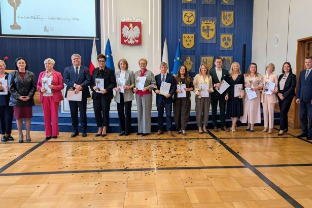 Oświata to przede wszystkim ludzie. To właśnie ich głos powinien być w centrum każdej dyskusji o jej przyszłości. Jeśli chcemy, by młodzi ludzie rozwinęli skrzydła, musimy najpierw nauczyć się słuchać tych, którzy na co dzień pomagają im latać