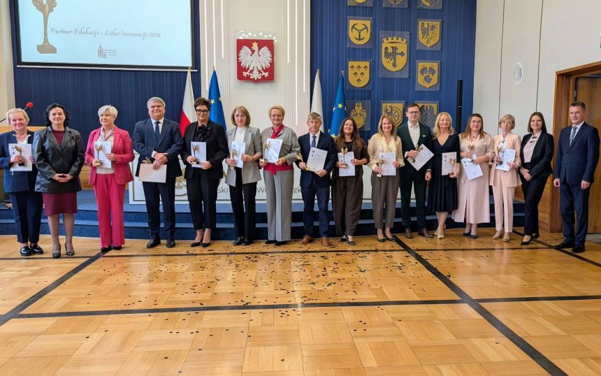Oświata to przede wszystkim ludzie. To właśnie ich głos powinien być w centrum każdej dyskusji o jej przyszłości. Jeśli chcemy, by młodzi ludzie rozwinęli skrzydła, musimy najpierw nauczyć się słuchać tych, którzy na co dzień pomagają im latać
